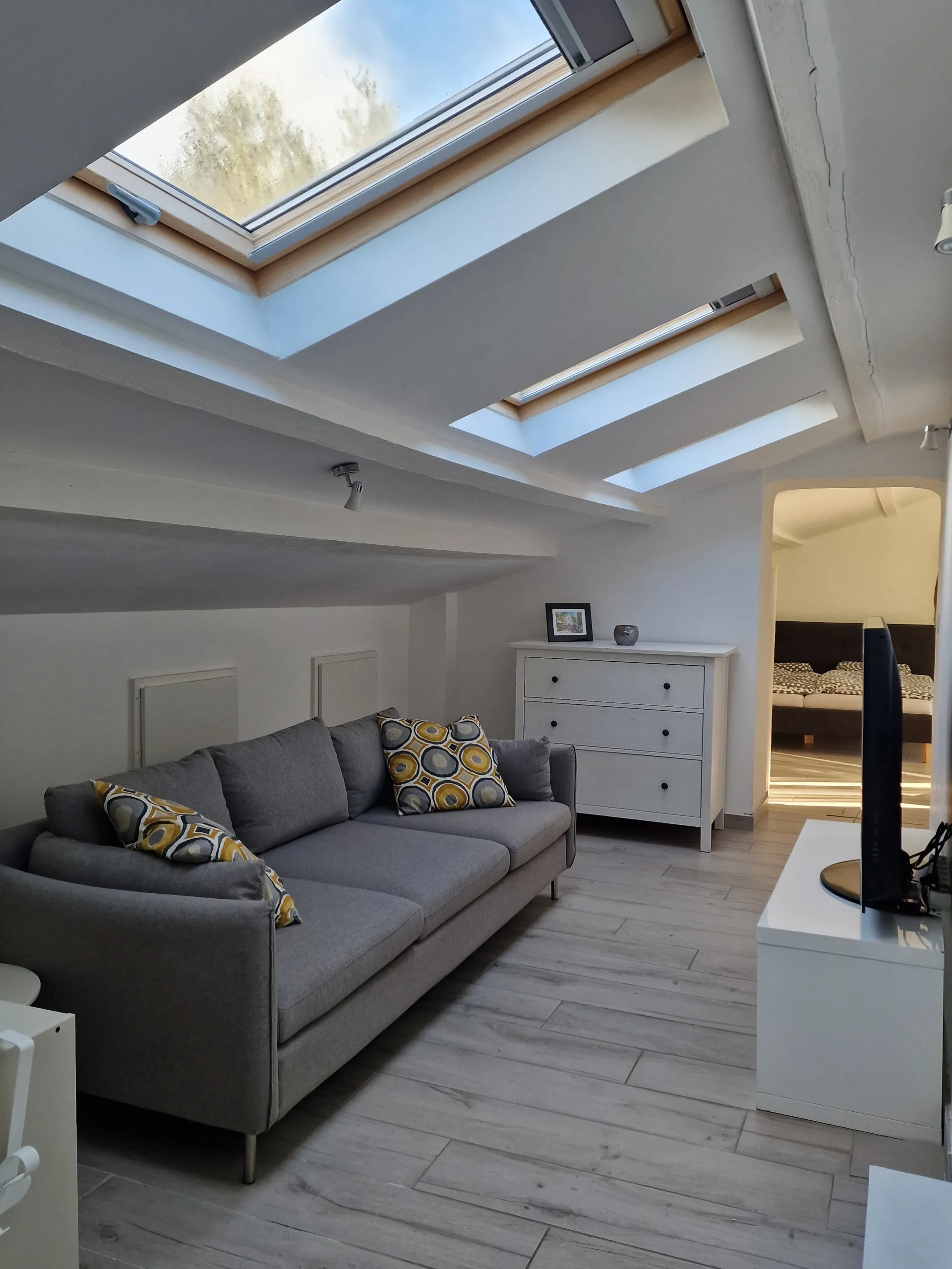 https://mangobeds.s3.amazonaws.com/media/nomadunion_villa_paris.webp